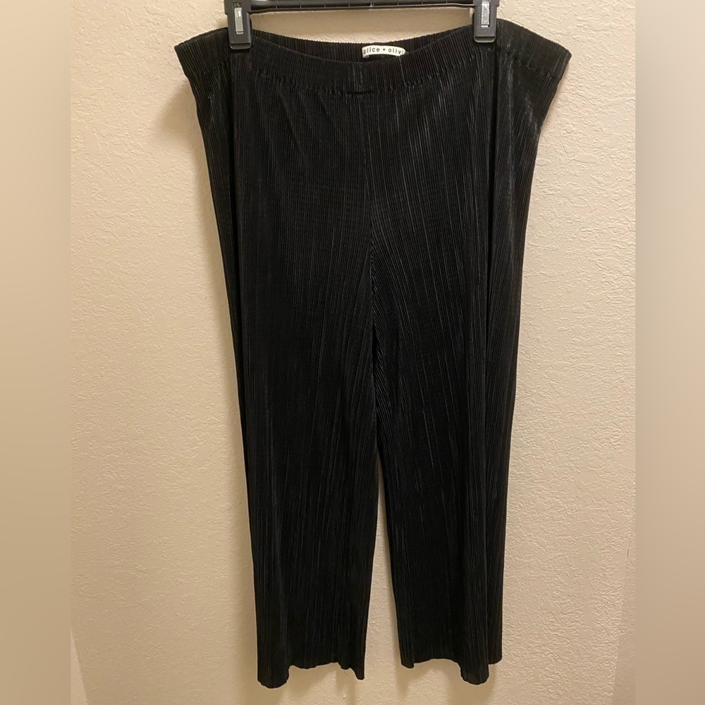Alice + Olivia Black Cropped Pleated Pull On Pants Size 2 **FLAW**
